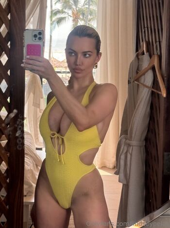 🔥 Lindsey pelas  page leaked private photo uncensored full